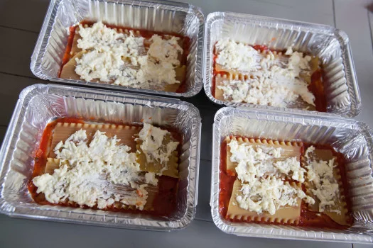 Container tin with red sauce noodles and cheese 