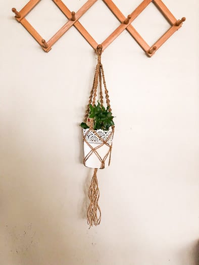 Macrame plant hanger tutorial - straight and twist hanger