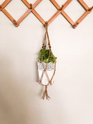 Macrame plant hanger tutorial - beads hanger